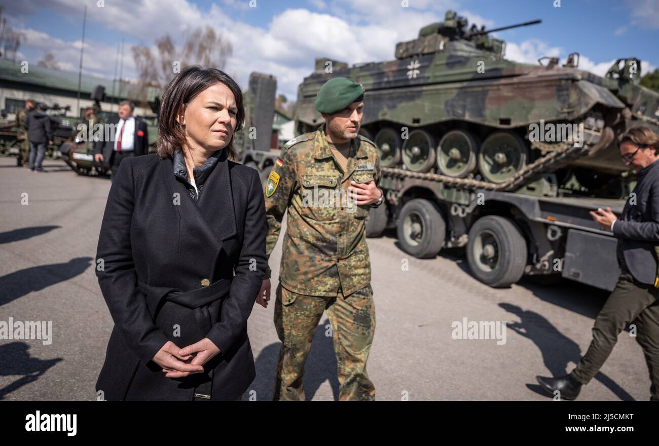 Rukla, Lituanie. 22nd avril 2022. Annalena Baerbock (Bündnis90/Die Grünen), ministre des Affaires étrangères, s'entretient avec le lieutenant-colonel allemand Daniel Andrä lors d'une visite à la force opérationnelle de la présence avancée renforcée (EFP) de l'OTAN et passe devant le véhicule de combat d'infanterie Marder. Les discussions sur le voyage du ministre des Affaires étrangères dans les États baltes portent sur les réactions de l'UE, de l'OTAN et de la communauté internationale face à la guerre d'agression russe en Ukraine. Credit: Michael Kappeller/dpa/Alay Live News Banque D'Images