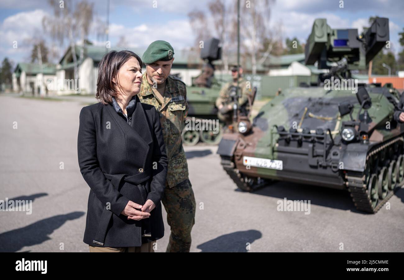 Rukla, Lituanie. 22nd avril 2022. Annalena Baerbock (Bündnis90/Die Grünen), ministre des Affaires étrangères, s'entretient avec le lieutenant-colonel allemand Daniel Andrä lors d'une visite au groupe de déploiement de l'OTAN « présence avancée renforcée » (EFP) alors que les soldats du contingent de déploiement allemand passent par le système d'armes d'Ozelot. Les discussions sur le voyage du ministre des Affaires étrangères dans les États baltes porteront sur les réactions de l'UE, de l'OTAN et de la communauté internationale à la guerre d'agression russe en Ukraine. Credit: Michael Kappeller/dpa/Alay Live News Banque D'Images