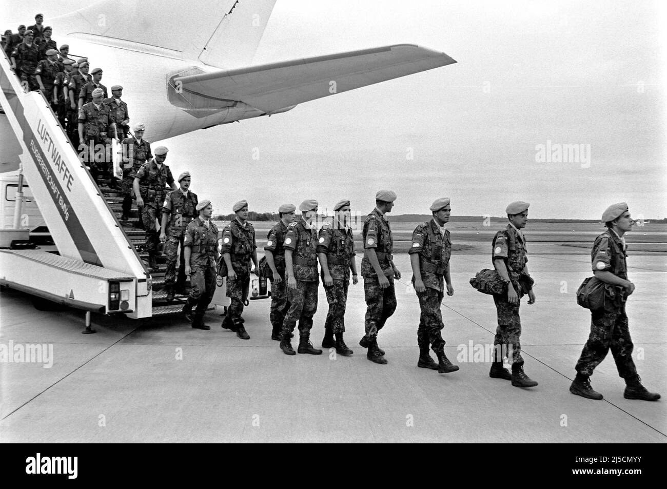 Aéroport de Cologne/Bonn, DEU, 15.03.1994 - les soldats du casque bleu des forces armées allemandes reviennent de Somalie. L'Organisation des Nations Unies a envoyé des soldats à casque bleu en Somalie dans le cadre de la mission ONUSOM II. Le mandat de l'ONUSOM-II a été le premier déploiement étranger armé de la Bundeswehr. Le contingent allemand, ainsi que d'autres troupes, ont mis fin à son déploiement en Somalie en mars 1994. [traduction automatique] Banque D'Images