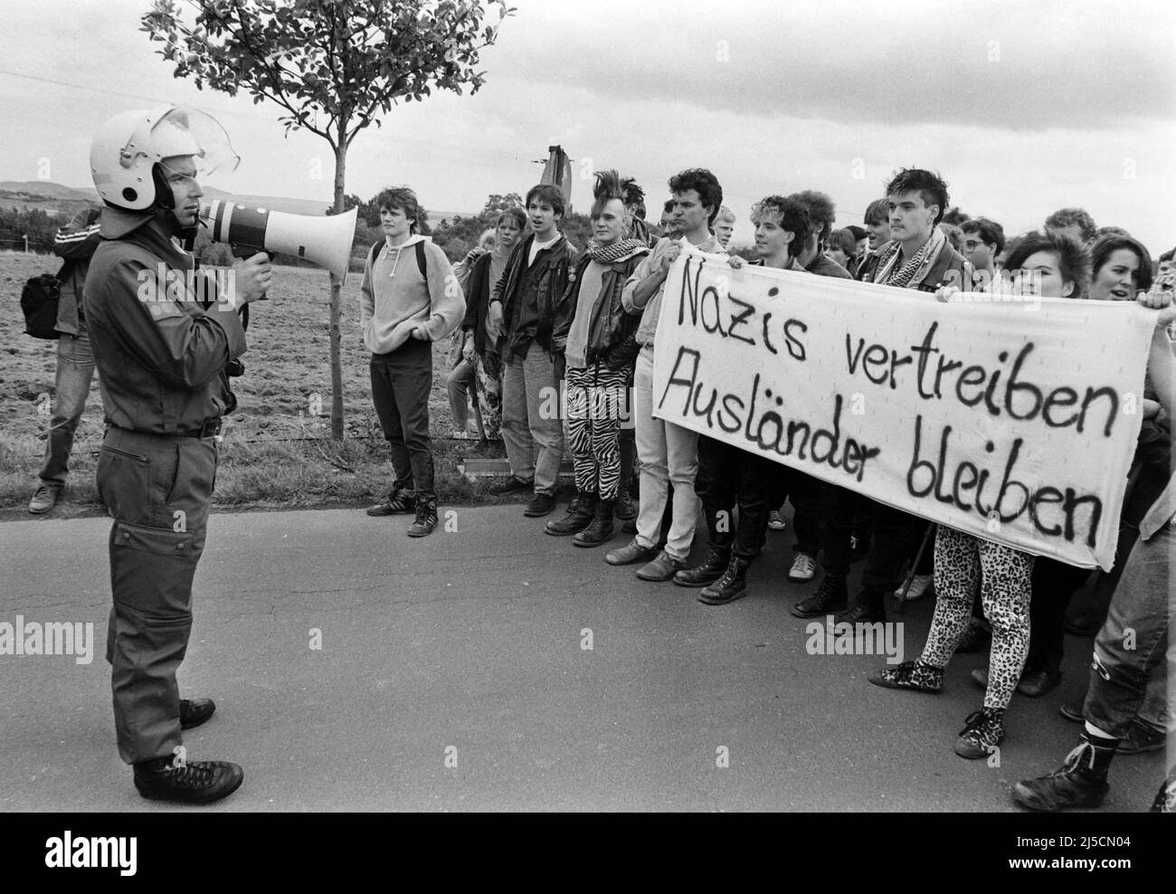 '08.09.1990, Mendig, DEU, 08.09.1990 - les manifestants tiennent un panneau indiquant ''expulser les Nazis, garder les étrangers'' sur la touche d'une conférence du parti radical de droite 'Die Republikaner''. [traduction automatique]' Banque D'Images