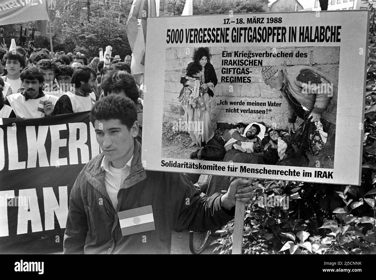 Düsseldorf, DEU, 09.06.1991 - manifestation kurde. Les Kurdes commémorent la mort des gaz toxiques à Halabja. L'attaque au gaz toxique contre Halabja était une attaque de l'armée de l'air iraquienne contre la ville irakienne habitée par des Kurdes, Halabja, dans ce qui est maintenant la région autonome du Kurdistan. L'attaque, qui a eu lieu le 16 mars 1988 près de la fin de la première Guerre du Golfe, a tué entre 3200 et 5000 personnes. [traduction automatique] Banque D'Images