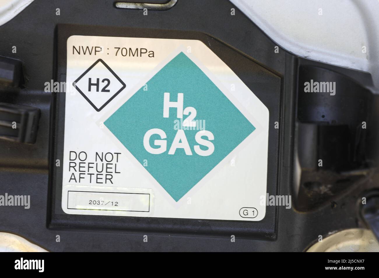 Berlin, DEU, 23.06.2020 - logo du réservoir d'hydrogène sur le bouchon de remplissage d'un Toyta Mirai. Les sociétés Air liquide, Daimler, Linde, OMV, Shell et TOTAL ont Uni leurs forces en H2 MOBILITÉ. L'objectif est de construire 100 stations de remplissage d'hydrogène. [traduction automatique] Banque D'Images