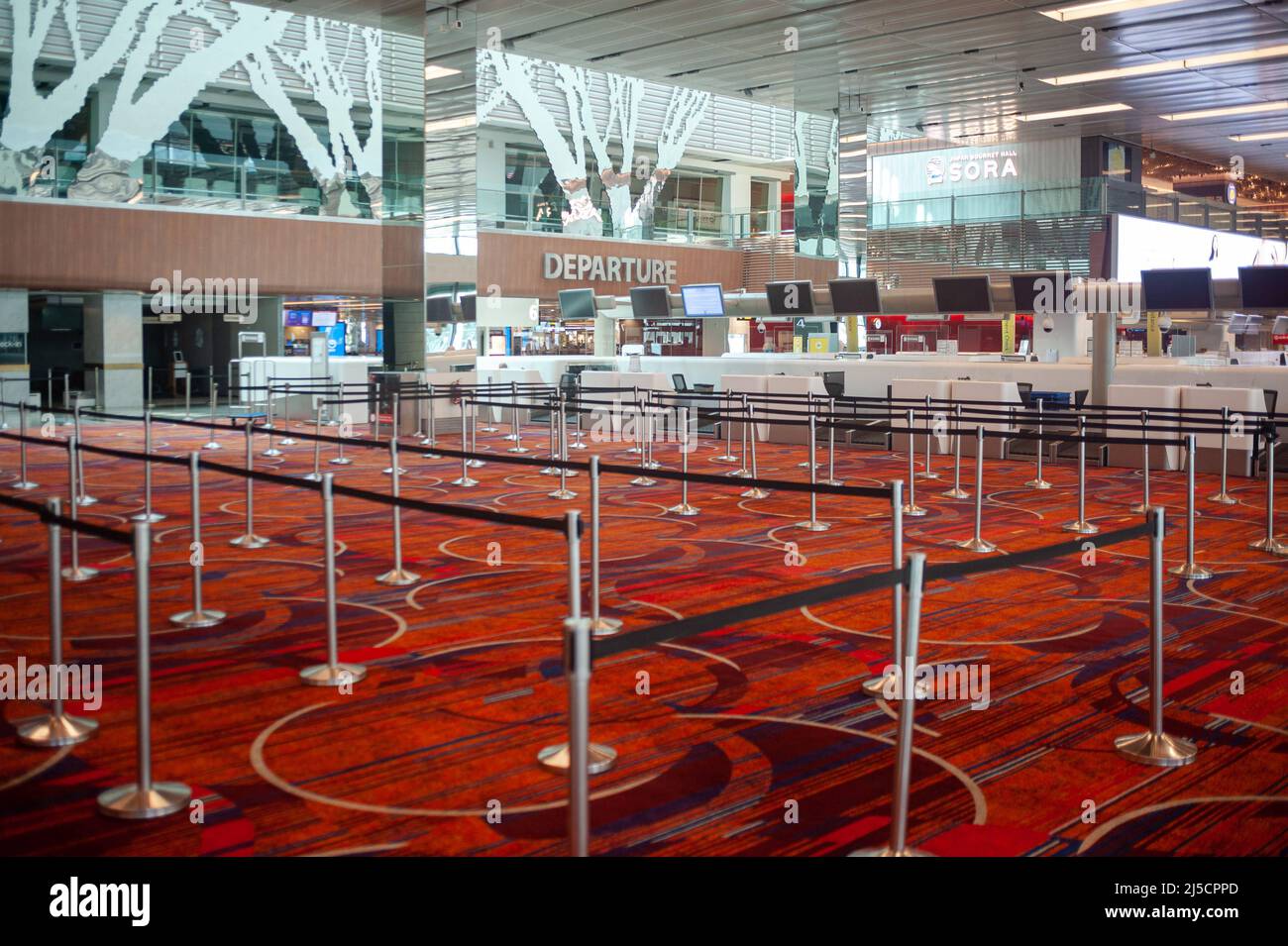 30.07.2020, Singapour, République de Singapour, Asie - comptoirs de départ fermés dans le salon de départ vide du terminal 1 de l'aéroport de Changi. La propagation mondiale du coronavirus (Covid-19) a considérablement réduit les voyages aériens dans le monde, ce qui a entraîné d'importantes annulations de vols. En raison de la crise de la couronne, l'économie de Singapour a diminué de plus de 40 pour cent au deuxième trimestre de cette année et la métropole financière d'Asie du Sud-est a de nouveau glissé dans la récession pendant plus d'une décennie. [traduction automatique] Banque D'Images