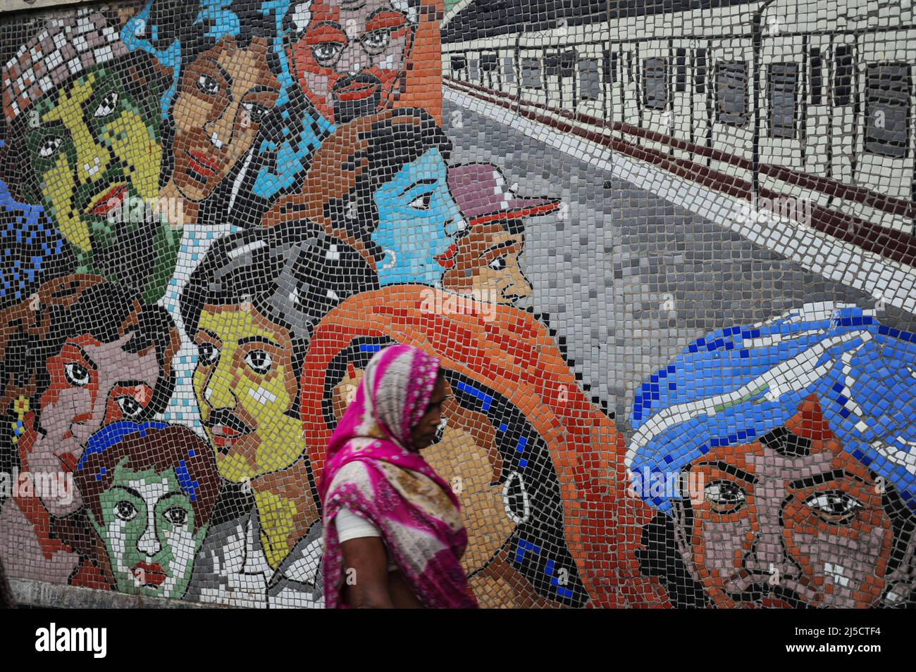 21.02.2011, Kolkata (Calcutta), Bengale-Occidental, Inde, Asie - Une femme passe devant une mosaïque de carreaux colorés à l'extérieur d'une station de métro. [traduction automatique] Banque D'Images