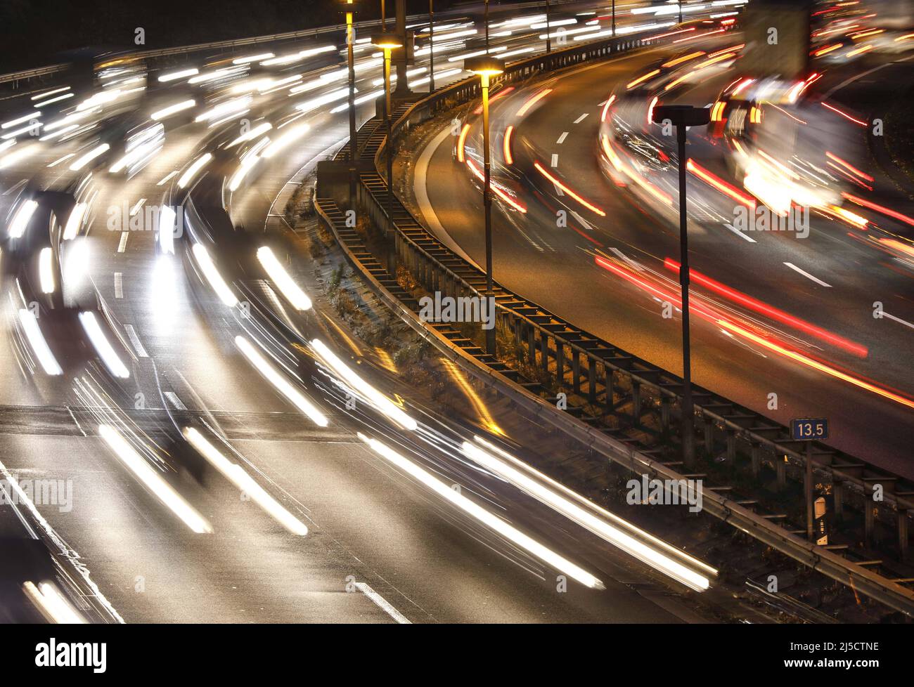 Berlin, DEU, 23.11.2020 - circulation intense sur l'autoroute A100. [traduction automatique] Banque D'Images