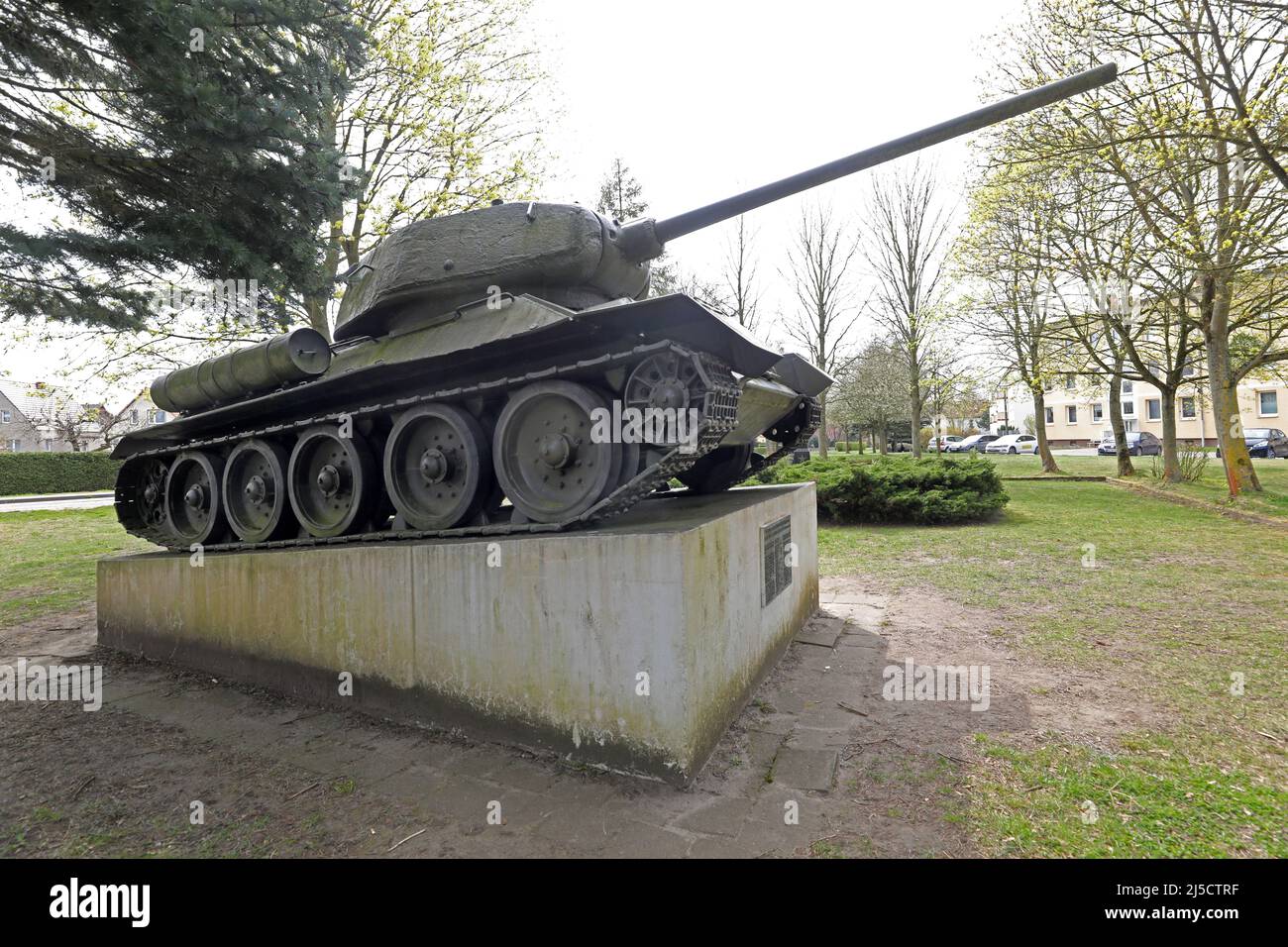 Lalendorf, Allemagne. 22nd avril 2022. Le dernier mémorial de chars de Mecklembourg-Poméranie occidentale, créé à l'anniversaire de la Seconde Guerre mondiale en 1975 en 30th, se trouve au milieu du village. Le char russe T-34 a participé aux batailles pour Berlin et a ensuite fait partie de l'inventaire de l'Armée populaire nationale NVA. À côté du monument commémoratif des chars, un monument aux soldats soviétiques commémore les victimes. Credit: Bernd Wüstneck/dpa/Alay Live News Banque D'Images