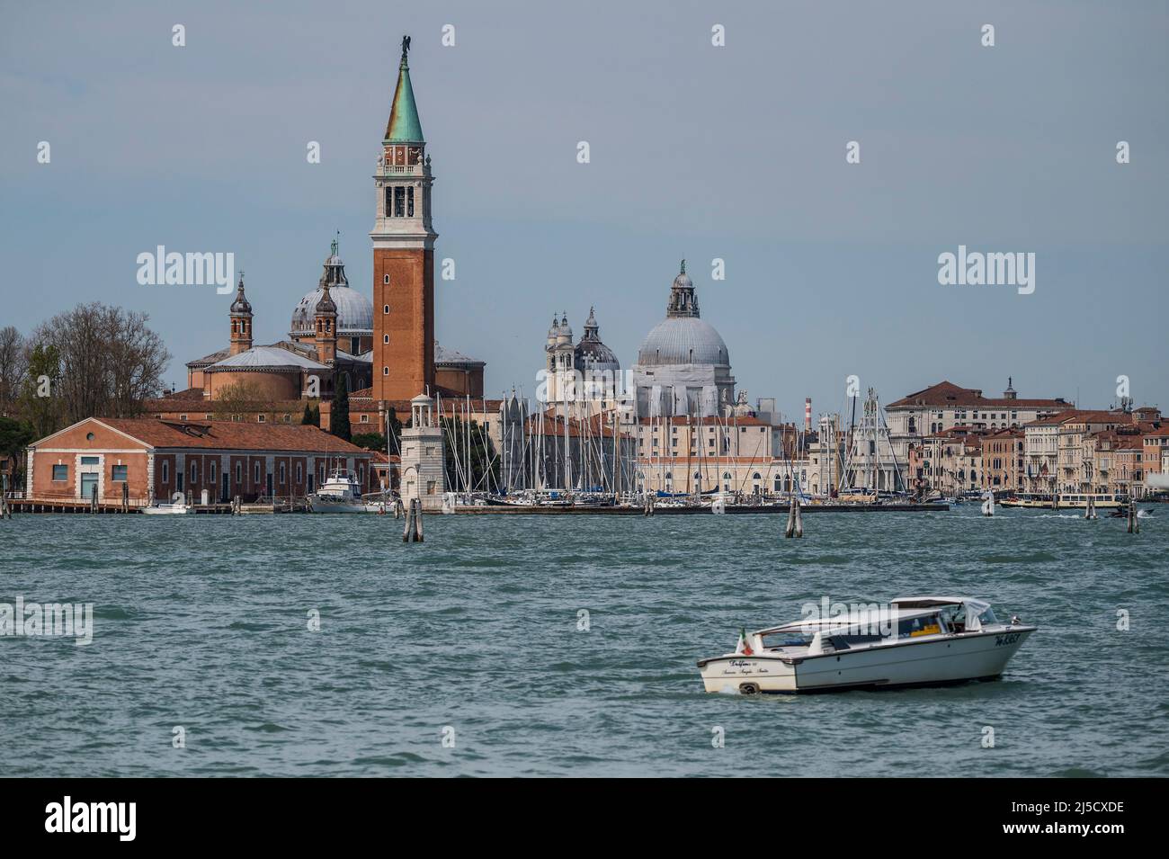 Un bateau-taxi sur la Canale di San Marco en face de l'église de San Giorgio Maggiore sur la Canale di San Marco - les canaux sont les principales artères portant toutes les formes de transport d'eau - Venise au début de la Biennale di Venezia en 2022. Banque D'Images