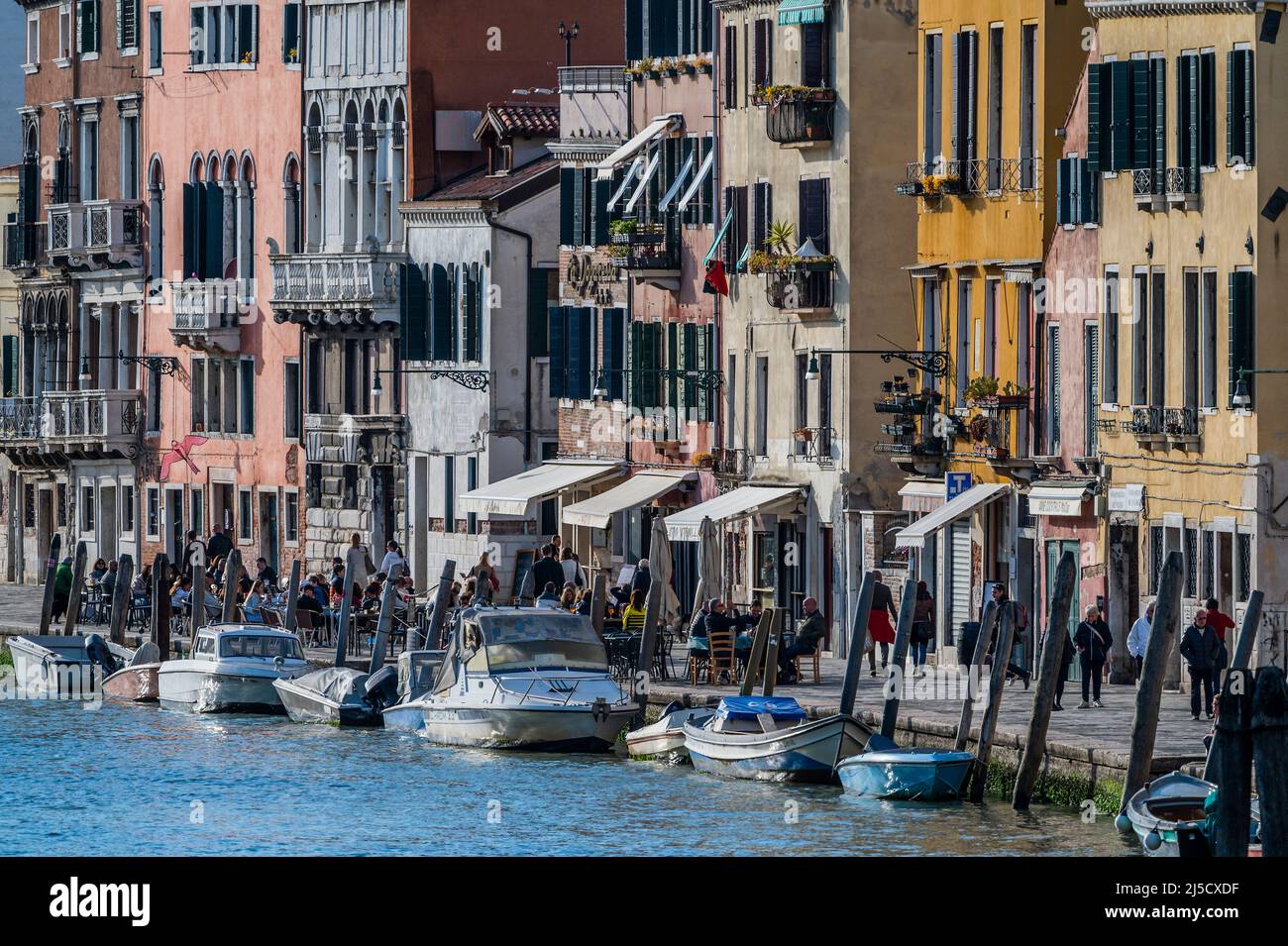 Maisons et bateaux ont fait la promenade le long des rives de la Grande Cala - Venise au début de la Biennale di Venezia en 2022. Banque D'Images