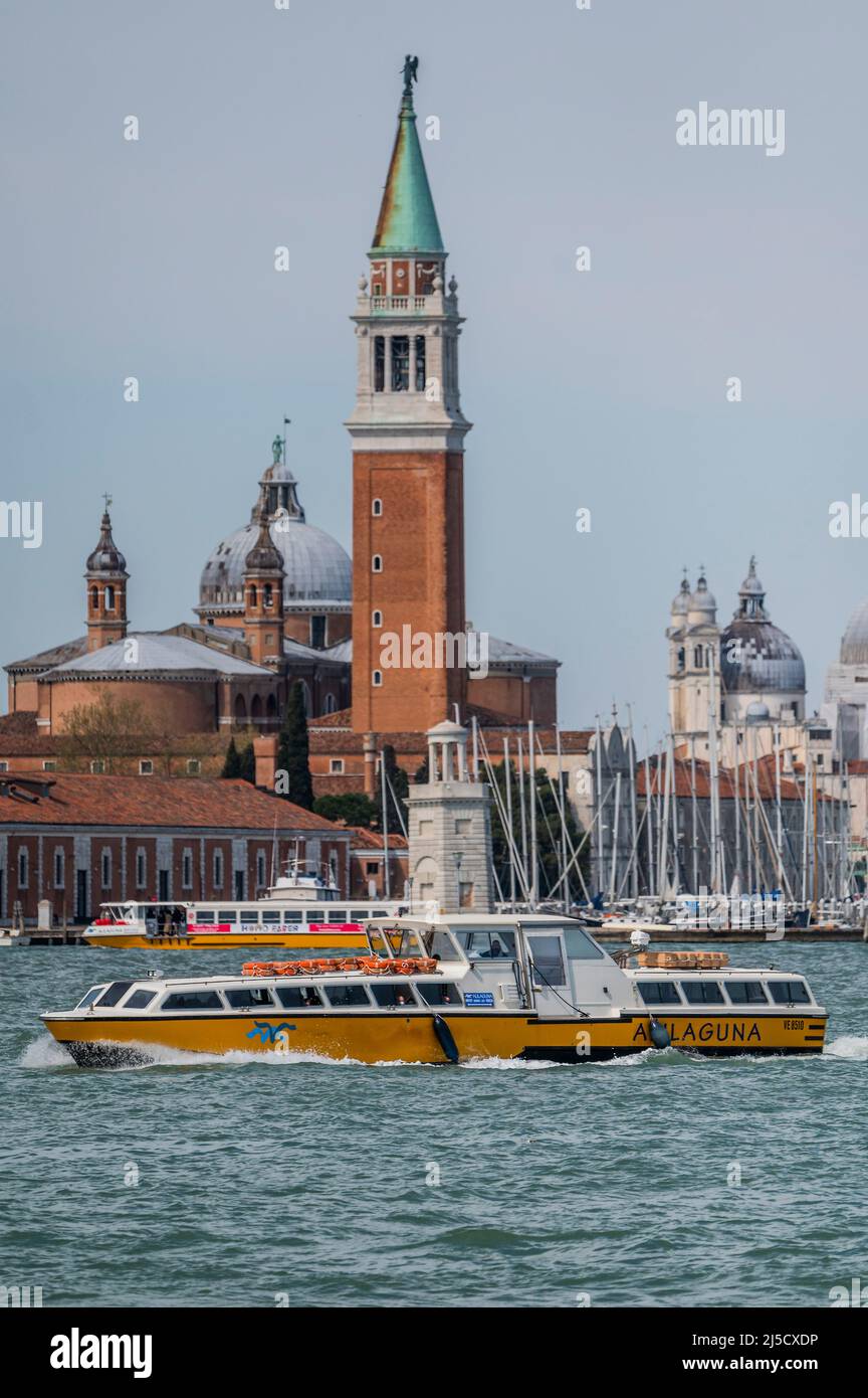 Un bateau-bus sur la Canale di San Marco en face de l'église de San Giorgio Maggiore sur la Canale di San Marco - les canaux sont les principales artères portant toutes les formes de transport d'eau - Venise au début de la Biennale di Venezia en 2022. Banque D'Images