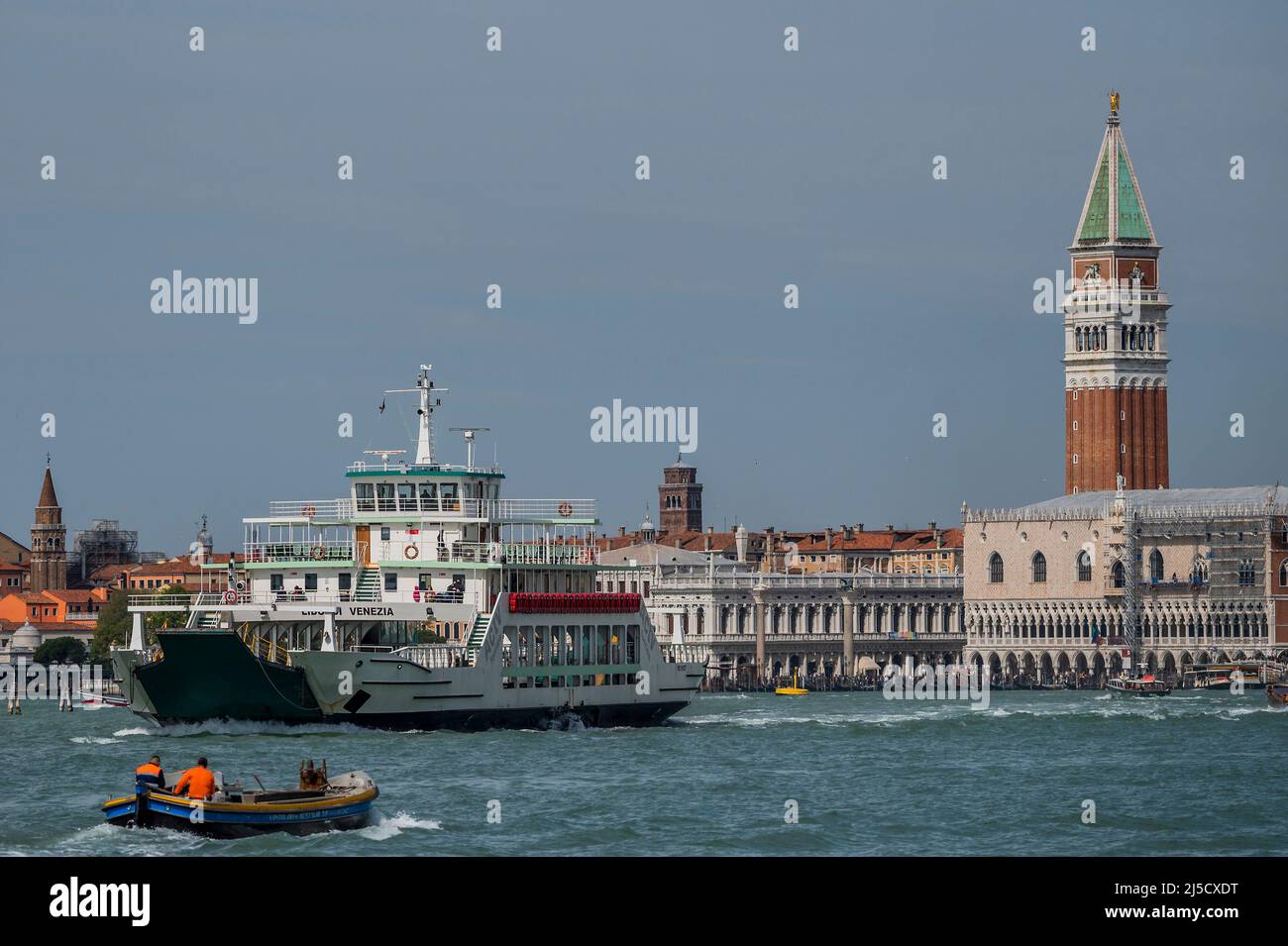 Un ferry pour véhicule sur la Canale di San Marco en face du Campanile de Saint Marc, Campanile di San Marco - les canaux sont les principales artères qui portent toutes les formes de transport d'eau - Venise au début de la Biennale di Venezia en 2022. Banque D'Images