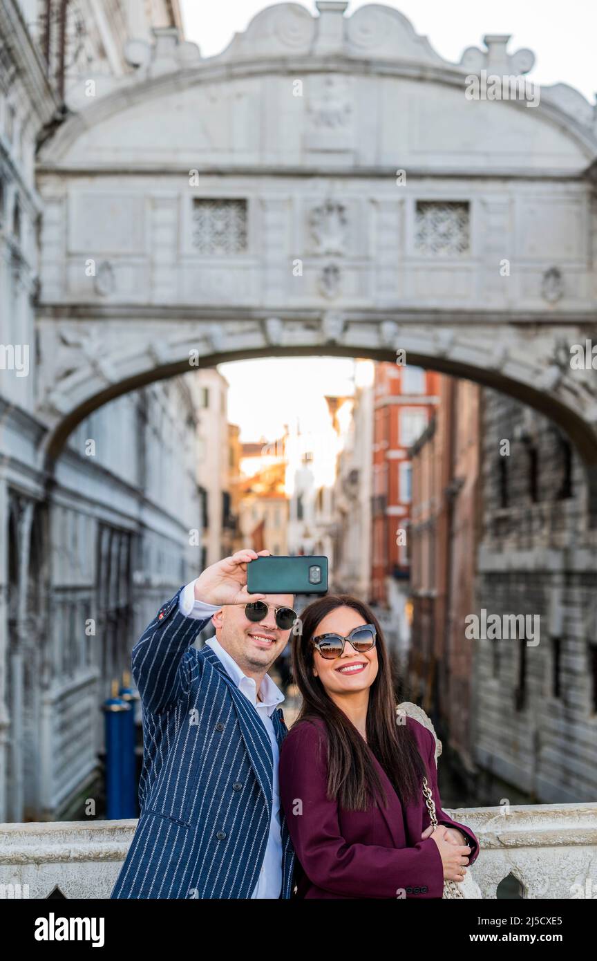 Prenant un selfie devant le pont des Soupirs, Ponte dei Sospiri - Venise au début de la Biennale de Venise en 2022. Banque D'Images