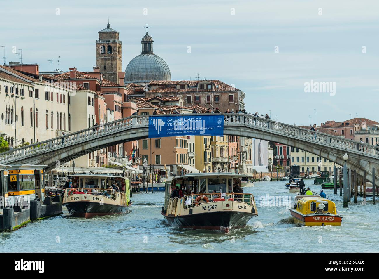 ACTV bateau-bus et une ambulance sur le Grand Canal - les canaux sont les principales artères portant toutes les formes de transport d'eau - Venise au début de la Biennale di Venezia en 2022. Banque D'Images