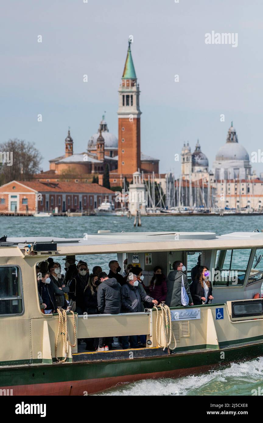 Un bateau-bus sur la Canale di San Marco en face de l'église de San Giorgio Maggiore - les canaux sont les principales artères portant toutes les formes de transport d'eau - Venise au début de la Biennale di Venezia en 2022. Banque D'Images