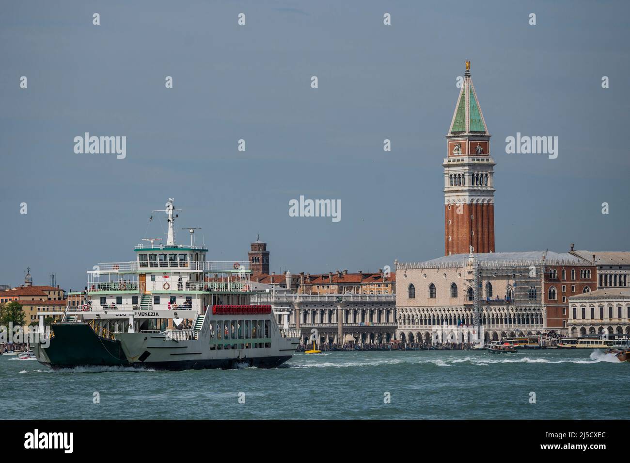 Un ferry pour véhicule sur la Canale di San Marco en face du Campanile de Saint Marc, Campanile di San Marco - les canaux sont les principales artères qui portent toutes les formes de transport d'eau - Venise au début de la Biennale di Venezia en 2022. Banque D'Images