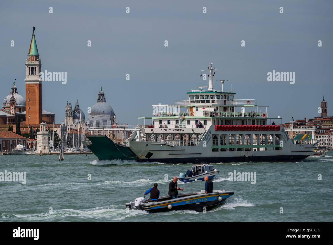 Un véhicule ferry sur la Canale di San Marco en face de l'église de San Giorgio Maggiore sur la Canale di San Marco - les canaux sont les principales artères portant toutes les formes de transport d'eau - Venise au début de la Biennale di Venezia en 2022. Banque D'Images