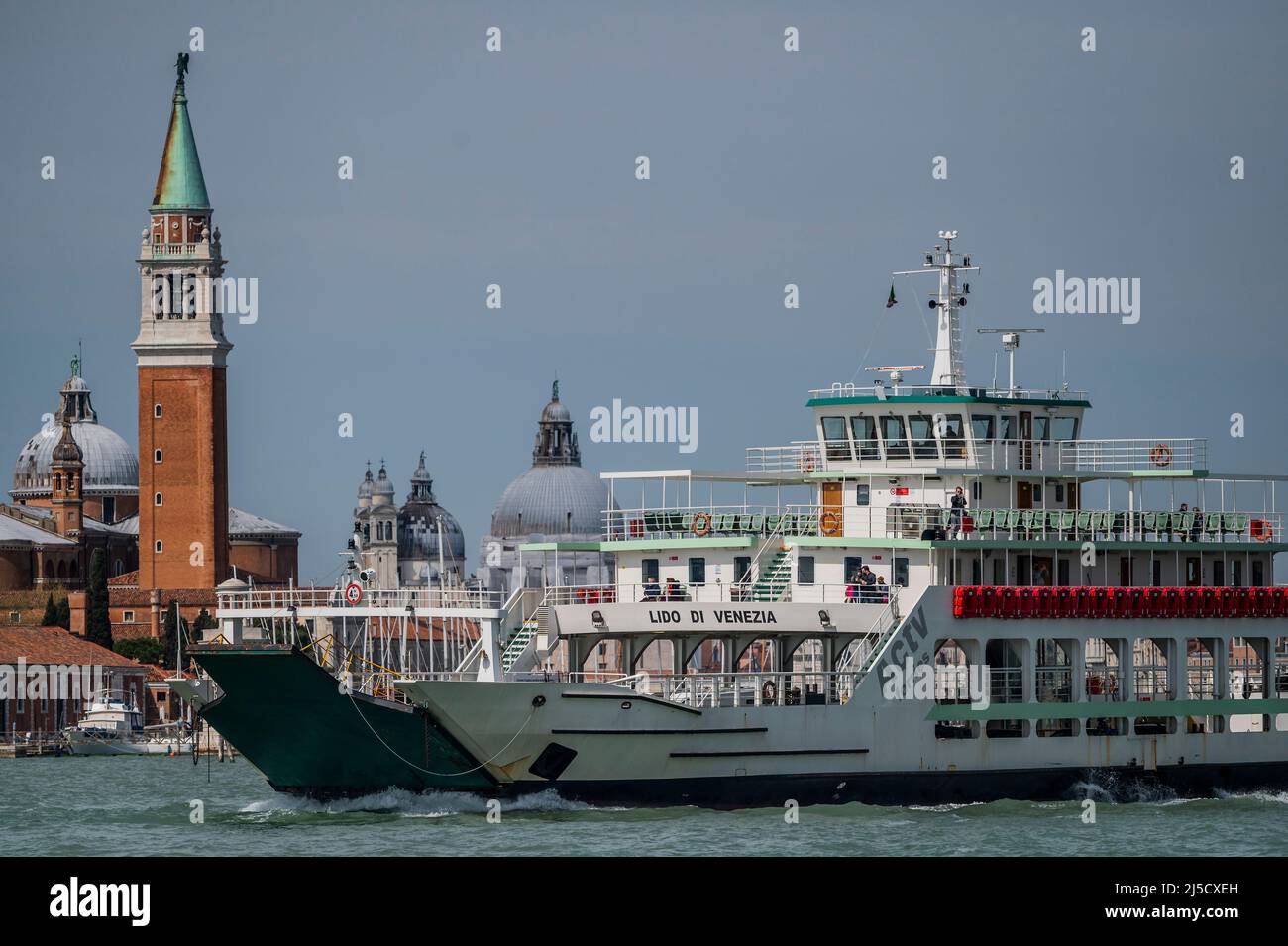 Un véhicule ferry sur la Canale di San Marco en face de l'église de San Giorgio Maggiore sur la Canale di San Marco - les canaux sont les principales artères portant toutes les formes de transport d'eau - Venise au début de la Biennale di Venezia en 2022. Banque D'Images