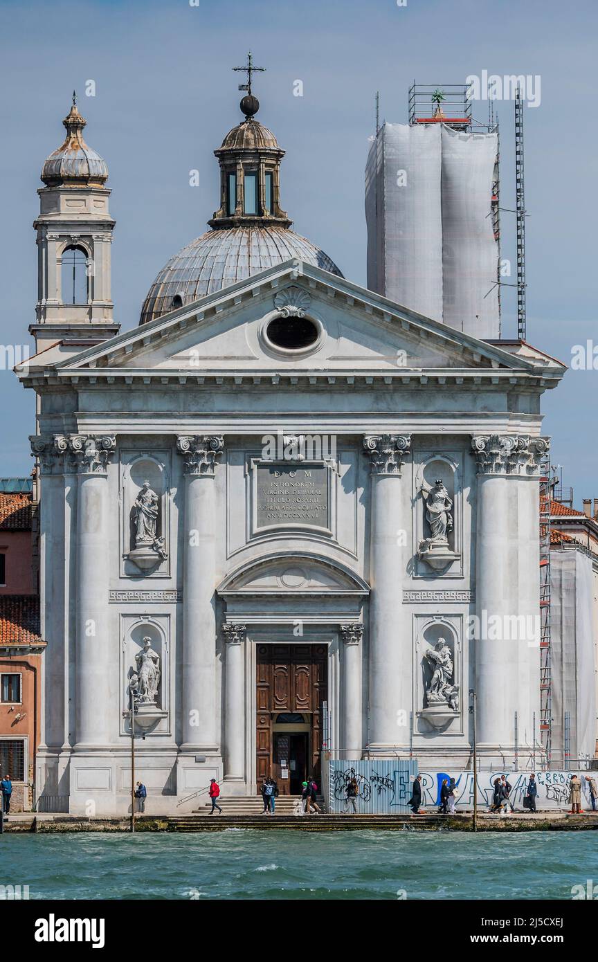 Église de Sainte Marie du Rosaire 'Gesuati', Chiesa di Santa Maria del Rosario, une église dominicaine de 1700s dans le style Rococo - les canaux sont les principales artères portant toutes les formes de transport d'eau - Venise au début de la Biennale di Venezia en 2022. Banque D'Images