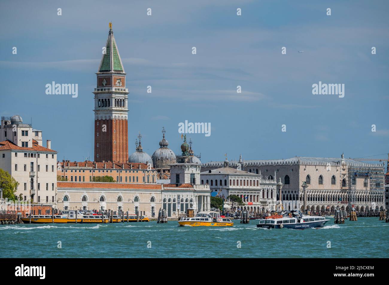Campanile de Saint Marc Campanile de San Marco - les canaux sont les principales artères qui portent toutes les formes de transport d'eau - Venise au début de la Biennale di Venezia en 2022. Banque D'Images