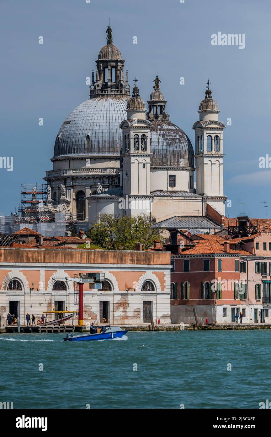 Basilica di Santa Maria della Salute, une église baroque en dôme au design octogonal unique - les canaux sont les artères principales portant toutes les formes de transport d'eau - Venise au début de la Biennale di Venezia en 2022. Banque D'Images