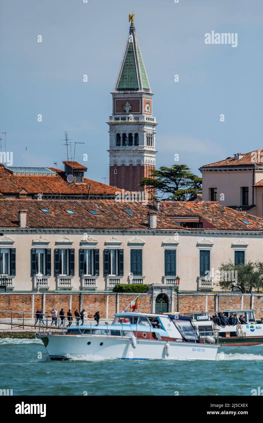 Campanile de Saint Marc Campanile de San Marco - les canaux sont les principales artères qui portent toutes les formes de transport d'eau - Venise au début de la Biennale di Venezia en 2022. Banque D'Images