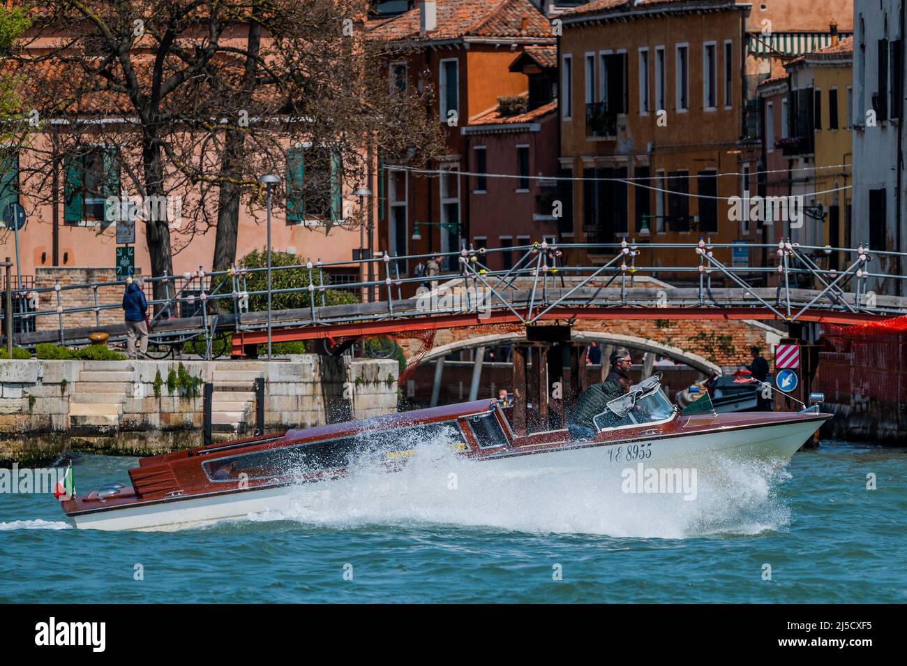 Les canaux sont les artères principales qui portent toutes les formes de transport de l'eau - Venise au début de la Biennale di Venezia en 2022. Banque D'Images