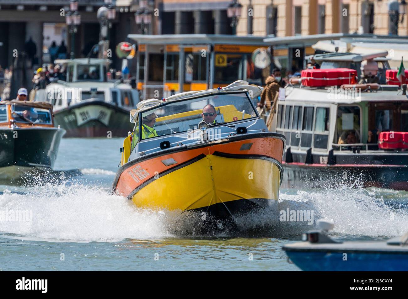 Un ambulance se précipite vers un incident à la gare principale - les canaux sont les artères principales portant toutes les formes de transport d'eau - Venise au début de la Biennale di Venezia en 2022. Banque D'Images
