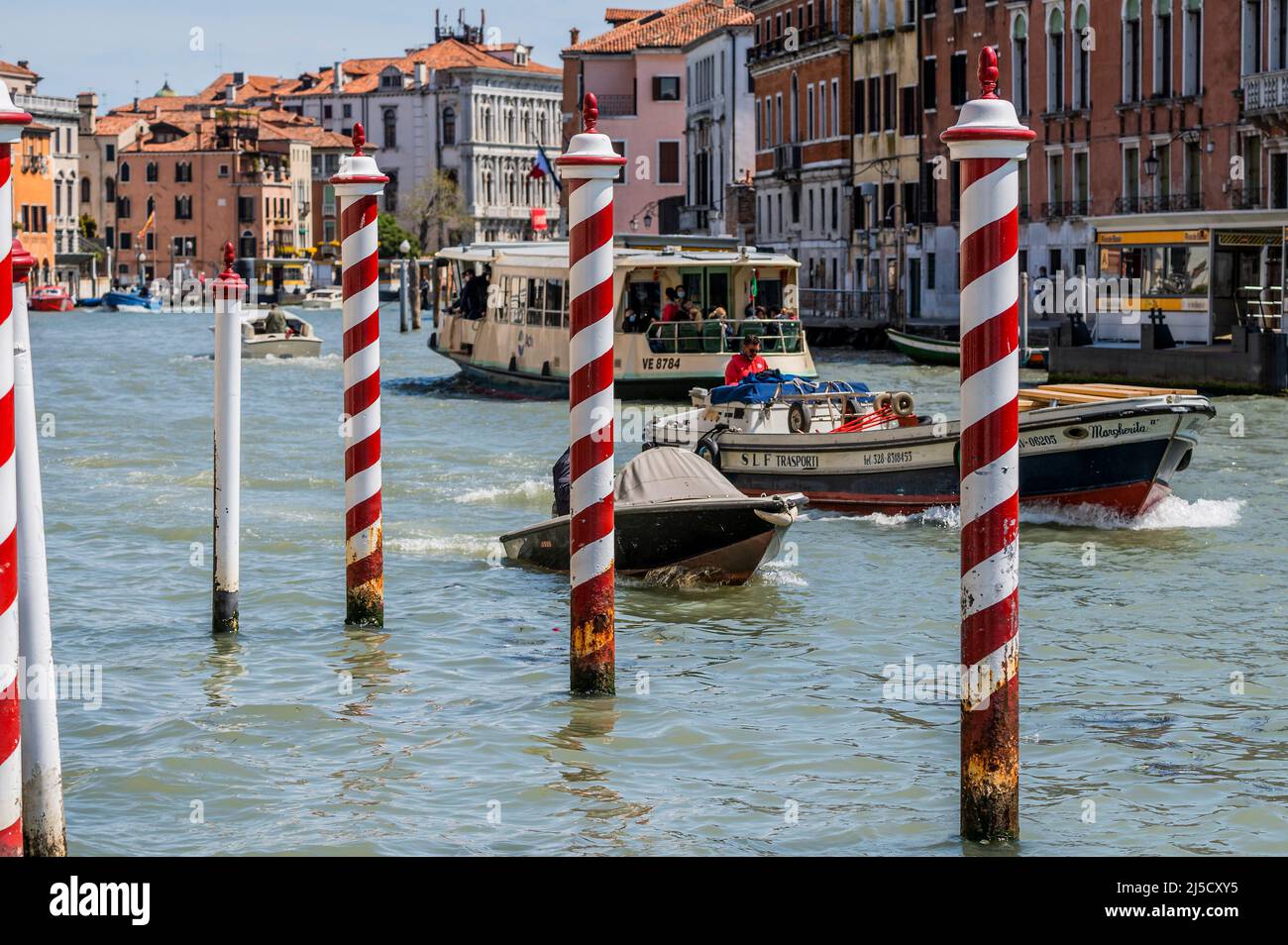 Les bateaux de travail transportent des déchets et des marchandises sur le Grand Canal - les canaux sont les principales artères portant toutes les formes de transport d'eau - Venise au début de la Biennale di Venezia en 2022. Banque D'Images