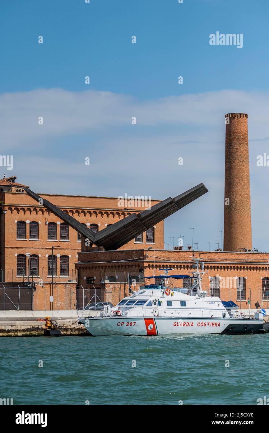 Un cutter de garde côtière a été mordu devant l'Université de Venise de l'IUAV Università IUAV di Venezia sur la Canale Della Guidecca - Venise au début de la Biennale di Venezia en 2022. Banque D'Images