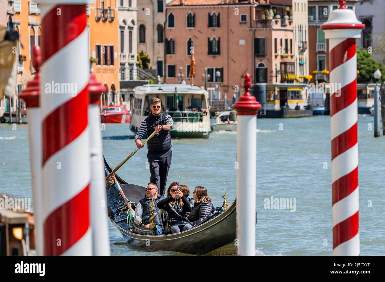Les gondoles sont un moyen de transport maritime préféré, bien que cher, sur le Grand Canal. Les canaux sont les artères principales qui portent toutes les formes de transport de l'eau - Venise au début de la Biennale di Venezia en 2022. Banque D'Images