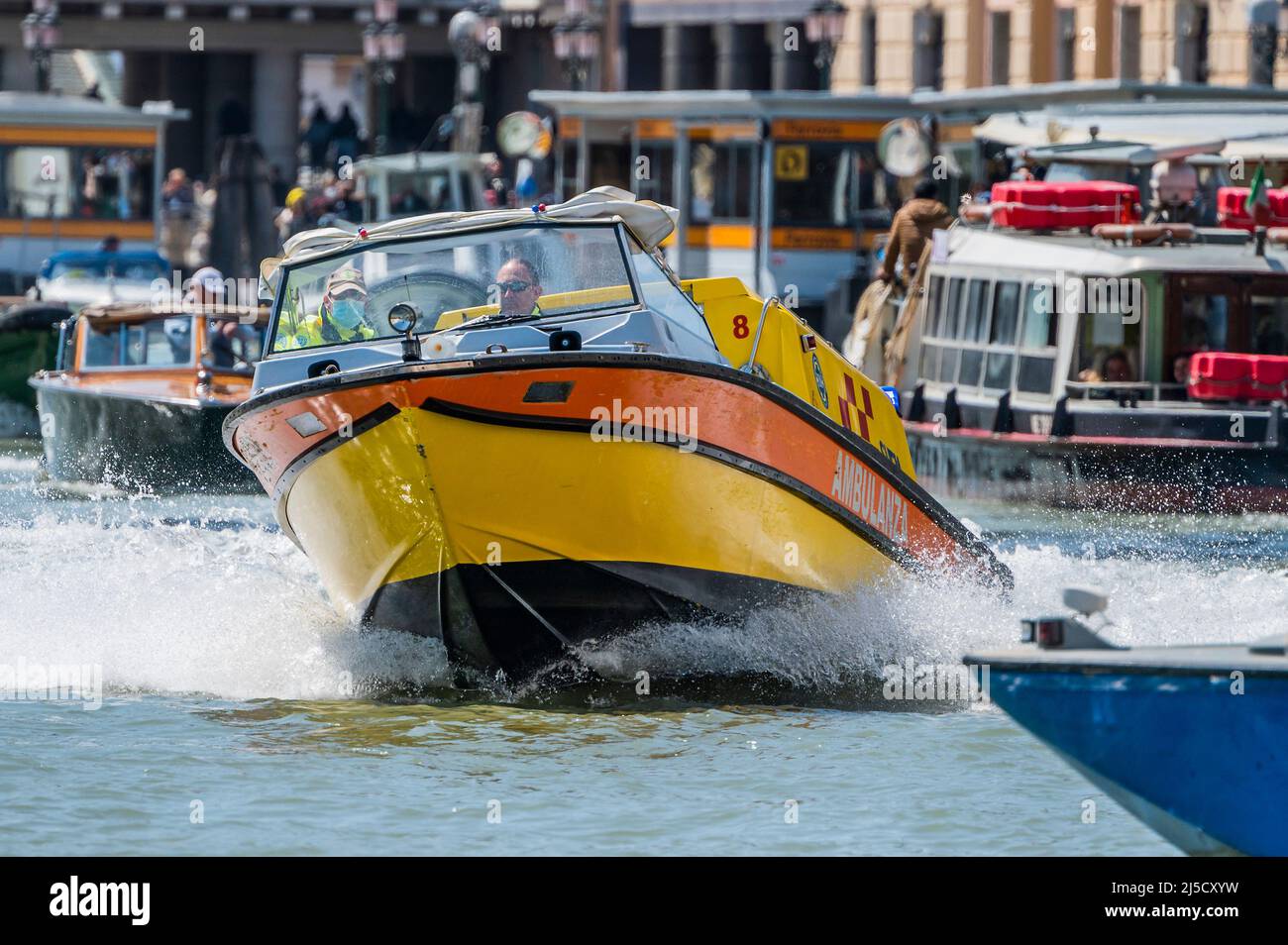Un ambulance se précipite vers un incident à la gare principale - les canaux sont les artères principales portant toutes les formes de transport d'eau - Venise au début de la Biennale di Venezia en 2022. Banque D'Images