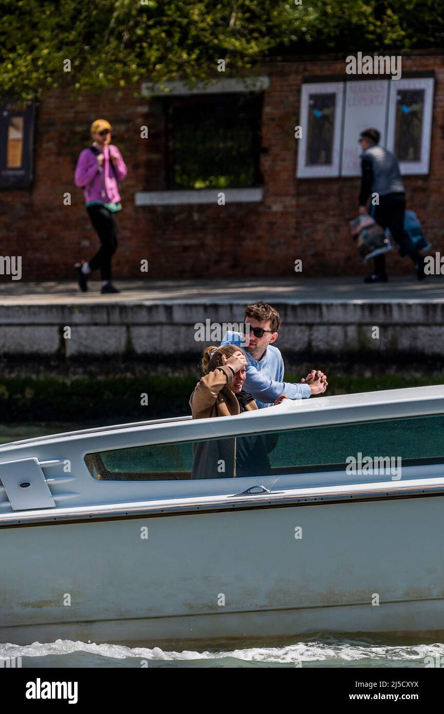 Bateaux-taxis sur le Grand Canal - les canaux sont les artères principales portant toutes les formes de transport d'eau - Venise au début de la Biennale di Venezia en 2022. Banque D'Images