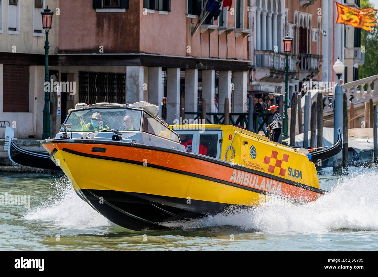 Un ambulance se précipite d'un incident à la gare principale jusqu'à l'hôpital - les canaux sont les artères principales portant toutes les formes de transport d'eau - Venise au début de la Biennale di Venezia en 2022. Banque D'Images
