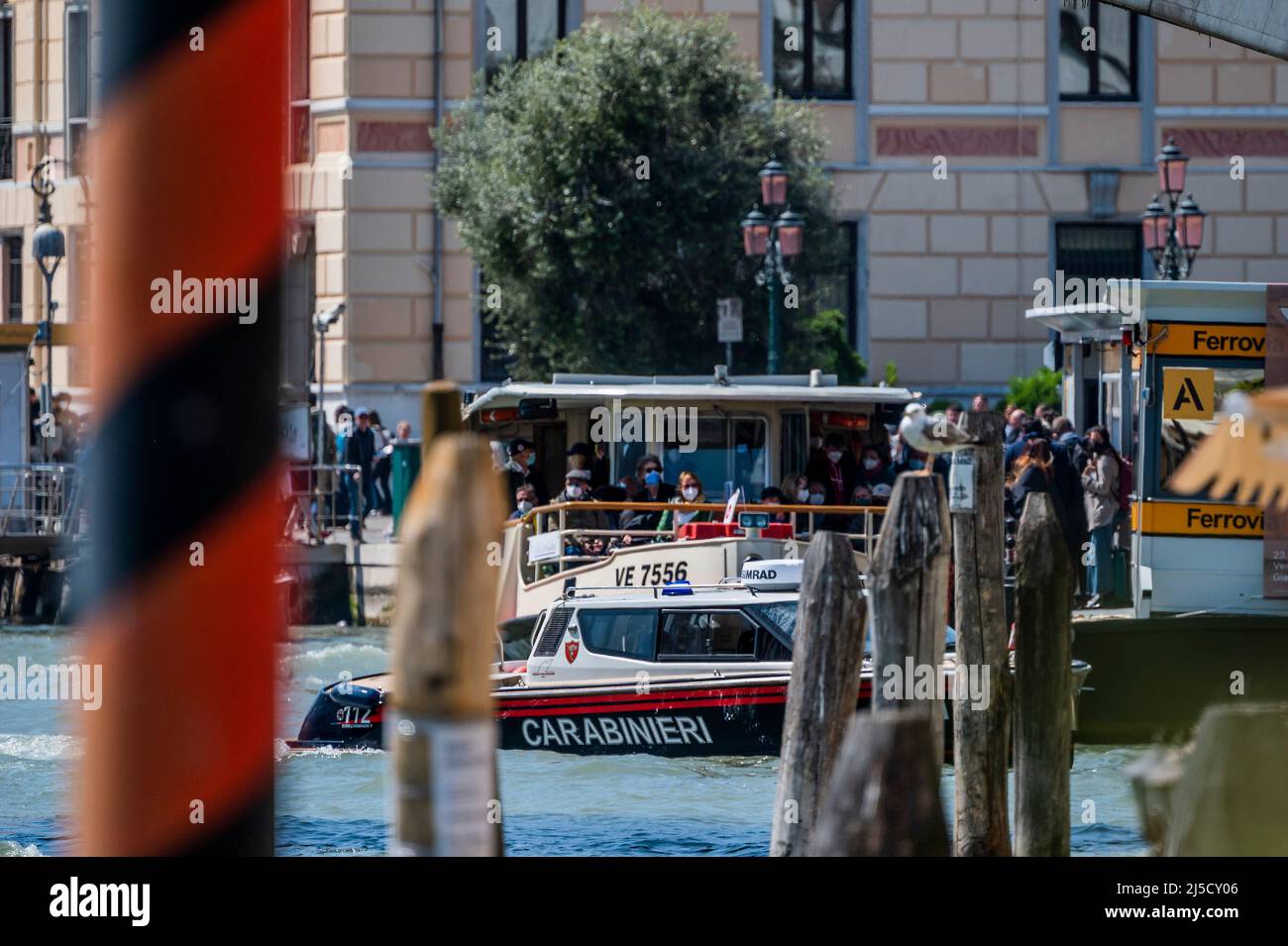 Un bateau Carabinieri se précipite vers un incident à la gare principale - les canaux sont les artères principales portant toutes les formes de transport d'eau - Venise au début de la Biennale di Venezia en 2022. Banque D'Images