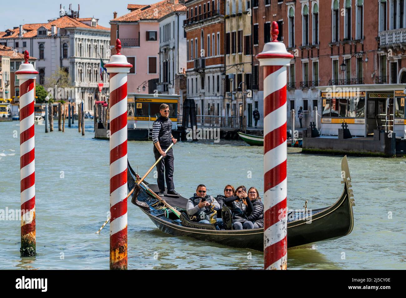 Les gondoles sont un moyen de transport maritime préféré, bien que cher, sur le Grand Canal. Les canaux sont les artères principales qui portent toutes les formes de transport de l'eau - Venise au début de la Biennale di Venezia en 2022. Banque D'Images