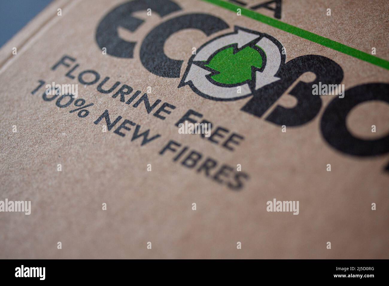 Logo de recyclage sur une boîte à pizza en carton compostable durable avec texte Flourine Free et 100 pour cent de nouvelles fibres. Faible profondeur de champ. Copenhague, Banque D'Images