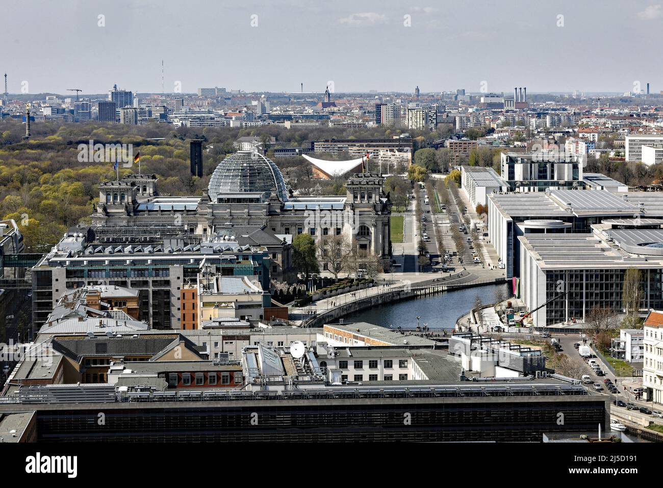 Berlin, 21.04.2021 - vue sur le Reichstag et la Chancellerie. [traduction automatique] Banque D'Images