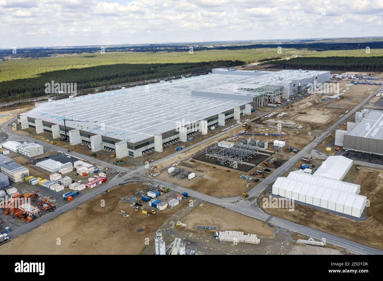 Gruenheide, 08.05.2021 - vue aérienne du site de construction de Tesla Gigafactory dans le quartier Freienbrink de Gruenheide. L'ouverture du Gigalactory est retardée. Ici, 500 000 voitures électriques doivent être produites chaque année. [traduction automatique] Banque D'Images