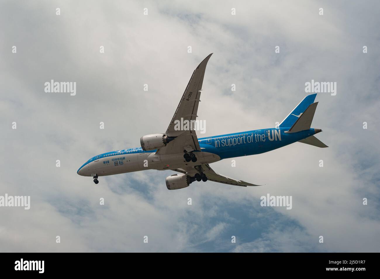 26.05.2021, Singapour, République de Singapour, Asie - Un avion de passagers Xiamen Air de type Boeing 787-9 Dreamliner dans la remise spéciale des Nations Unies et l'enregistrement B-I356 sur l'approche de l'aéroport international de Changi pendant la crise corona en cours, Peu de temps après qu'une nouvelle vague d'infection ait ramené le pays d'Asie du Sud-est dans un état verrouillé. Cela a donné lieu à d'autres restrictions, comme des mesures frontalières plus strictes et des exigences d'entrée, associées à des tests préalables obligatoires et à un résultat de test négatif au départ pour toutes les sections locales et les résidents permanents. Xiamen Air est membre de SkyTeam Banque D'Images