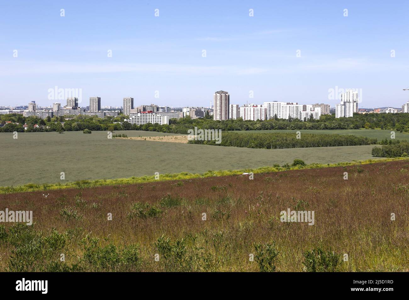 Berlin, 31.05.2021 - vue sur la Gropiusstadt de Berlin. Gropiusstadt est un quartier de Neukoelln, quartier de Berlin. Il a été créé de 1962 à 1975 dans l'Ouest de Berlin comme un domaine de logement entre les anciennes colonies de Britz, Buckow et Rudow. [traduction automatique] Banque D'Images