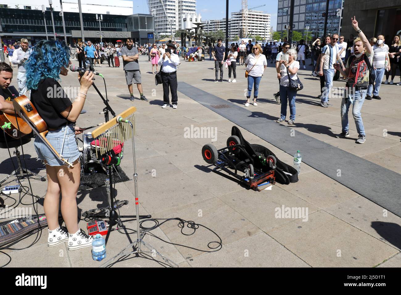 Berlin, 05.06.2021 - enfin possible encore - un musicien de rue à Berlin Alexanderplatz. Après la chute des valeurs d'incidence et la fin du confinement, la vie normale retourne dans les villes. [traduction automatique] Banque D'Images