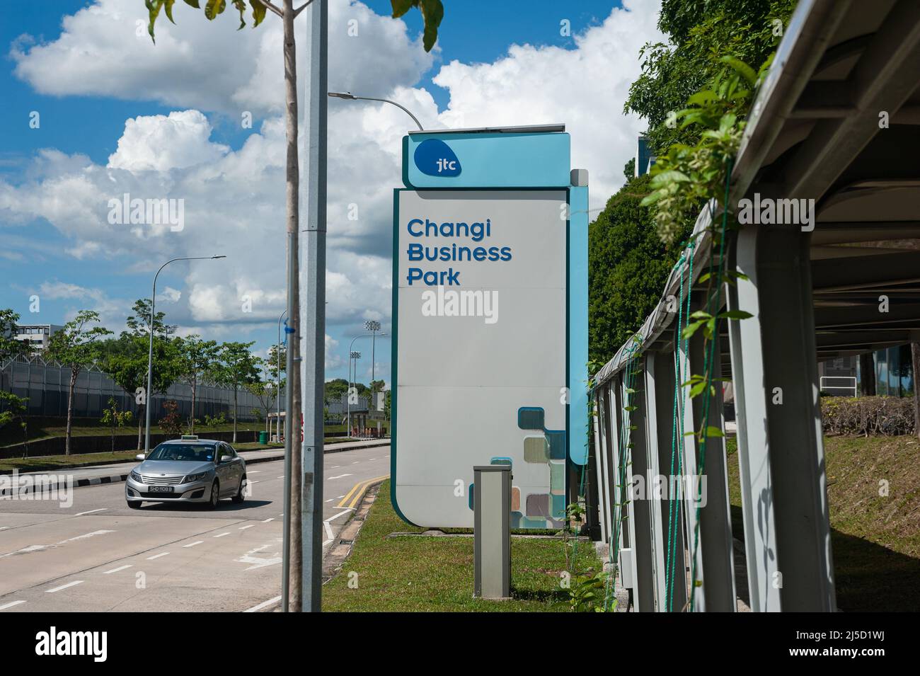 03/26/2021, Singapour, République de Singapour, Asie - scène de rue avec panneau Changi Business Park en face de la station de métro Expo MRT à Changi Sud, près de l'aéroport Changi de Singapour. [traduction automatique] Banque D'Images