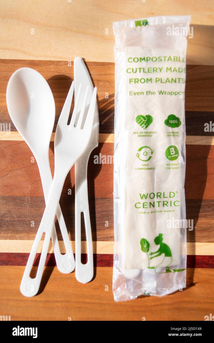 Couverts biodégradables ustensiles fabriqués par World Centric fabriqués à partir de plantes et d'une fourchette à couteaux et d'une cuillère Banque D'Images