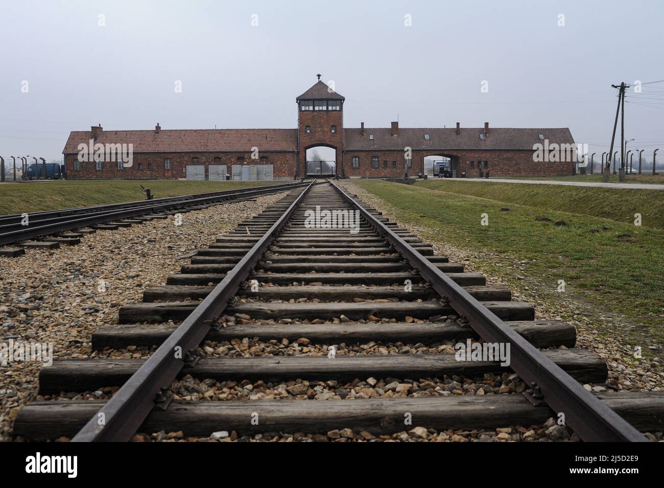 16.03.2015, Auschwitz, Lesse Pologne, Pologne, Europe - Gatehouse et voies ferrées dans l'ancien camp de concentration Auschwitz-II-Birkenau. Le camp de Birkenau a servi de camp d'extermination de la SS. [traduction automatique] Banque D'Images