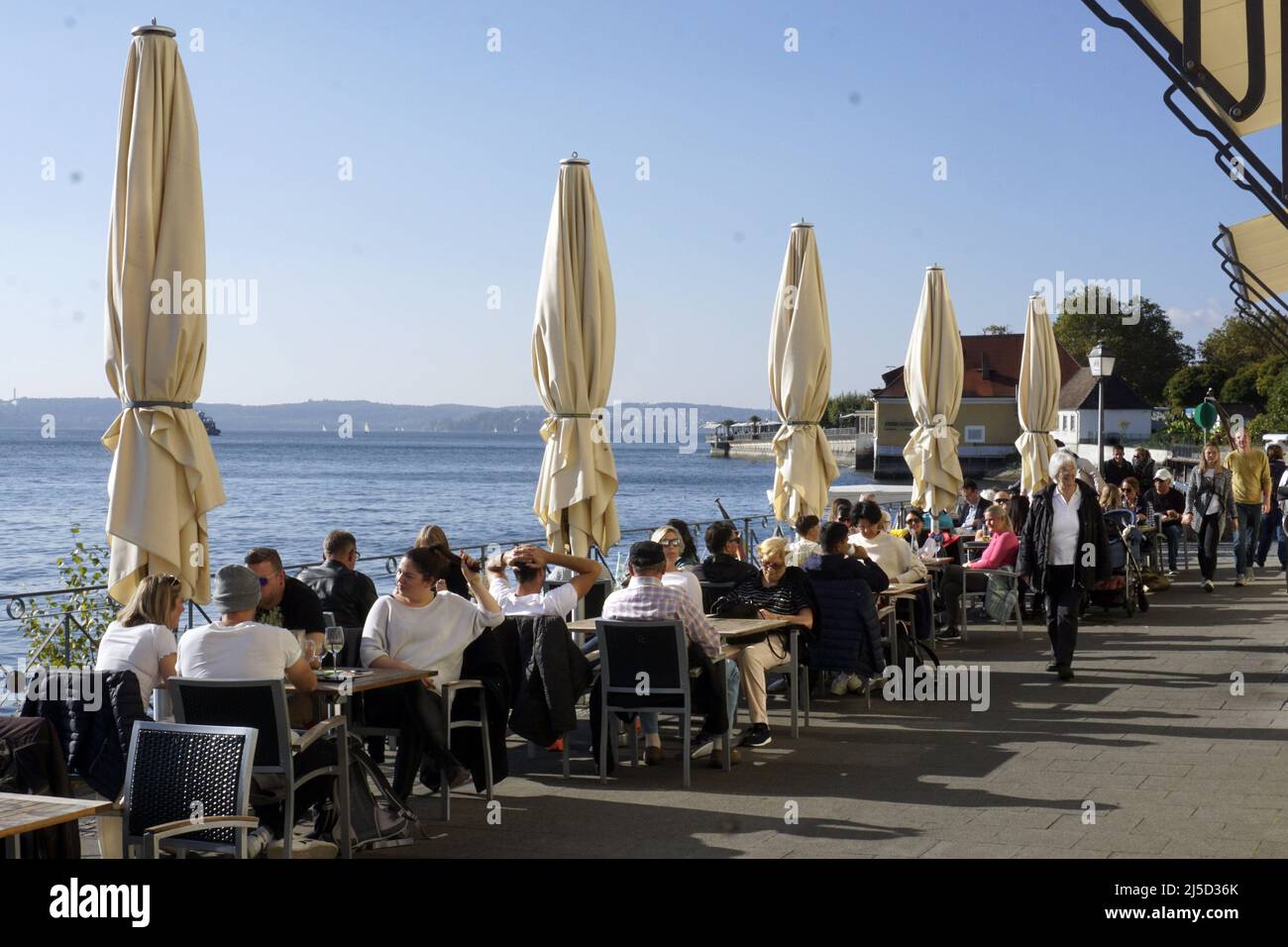 Konstanz, 09.10.2021 - cafés et restaurants bien fréquentés sur le Terrasssenufer à Meersburg, sur le lac de Constance. [traduction automatique] Banque D'Images
