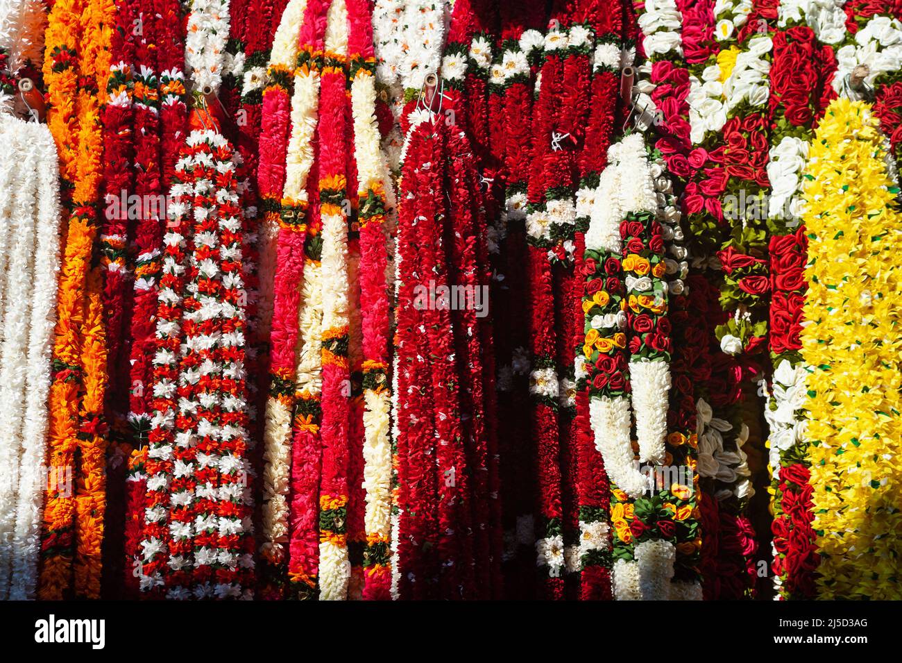 27 octobre 2021, Singapour, République de Singapour, Asie - Slot à un marché de rue dans le quartier de Little India vendant des ornements décoratifs et des guirlandes de fleurs en plastique colorées pour le prochain festival hindou de Diwali. [traduction automatique] Banque D'Images