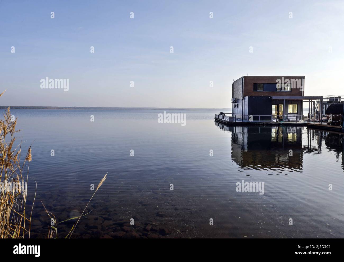 Greifenhain, 11.11.2021 - Maison flottante sur le lac Graebendorfer, l'ancienne mine de lignite opencast Greifenhain. [traduction automatique] Banque D'Images