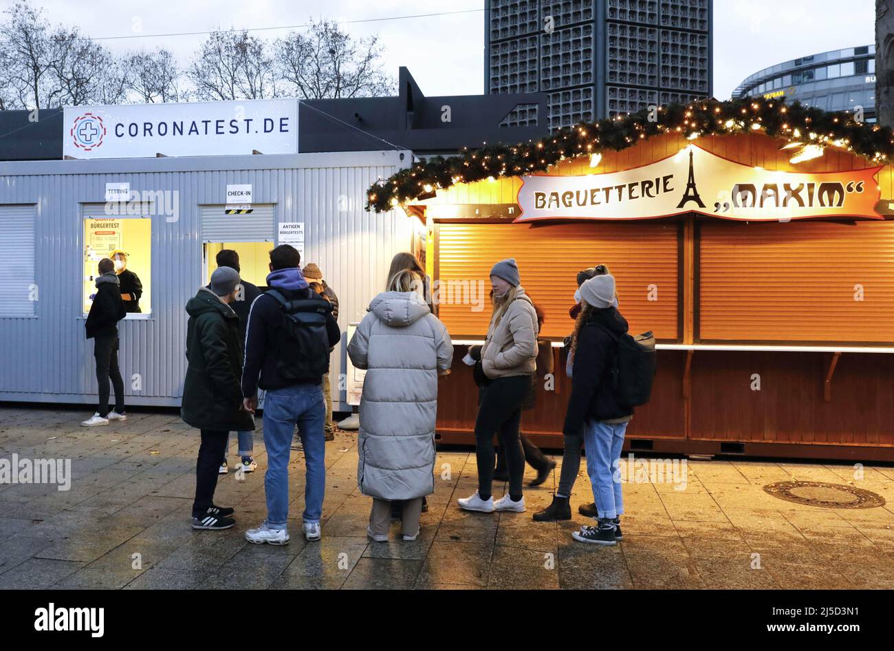 Berlin, 20.11.2021 - les visiteurs du marché de Noël de Berlin à Breitscheidplatz ont eux-mêmes testé le virus coroen avec un test rapide d'antigène. 3G s'applique au marché. [traduction automatique] Banque D'Images