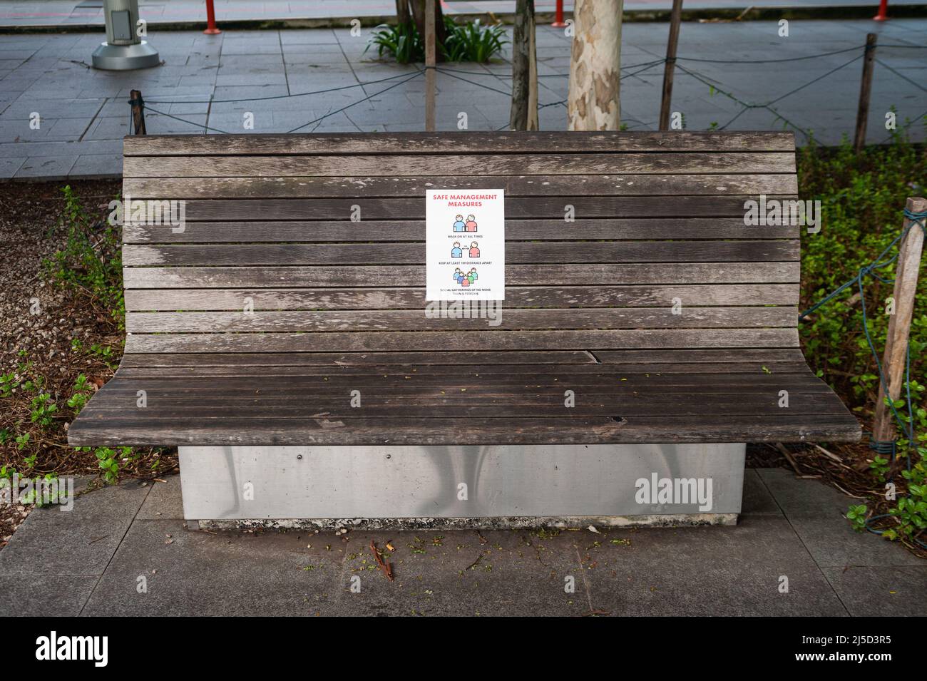 28 août 2020, Singapour, République de Singapour, Asie - mesure de sauvegarde avec un signe sur un banc pour maintenir la régulation à distance pendant la pandémie Covid-19 en cours. [traduction automatique] Banque D'Images