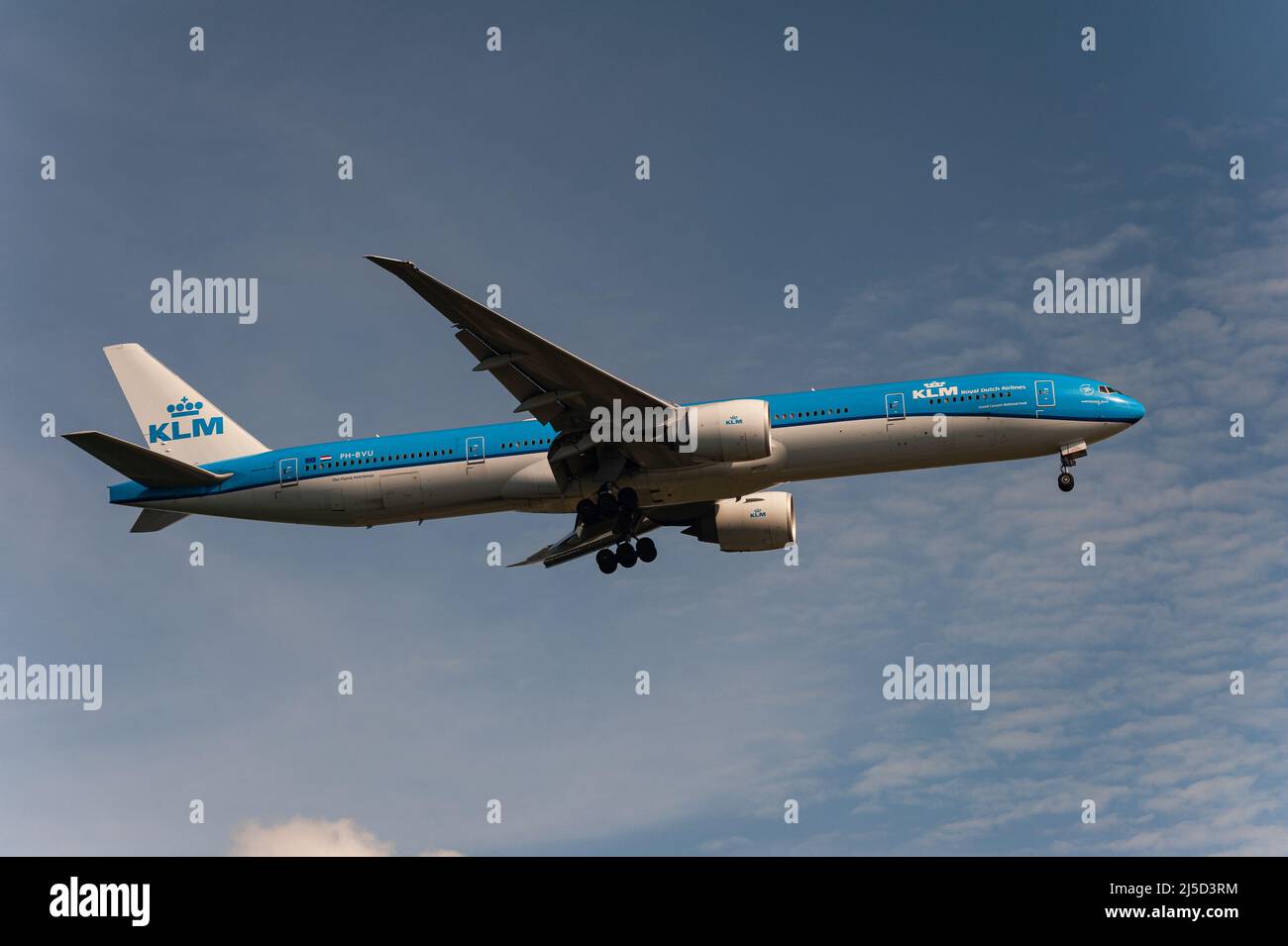 29 novembre 2021, Singapour, République de Singapour, Asie - Une compagnie aérienne néerlandaise KLM Boeing 777-300 ER avion passager avec enregistrement pH-BVU sur approche à l'aéroport international de Changi. KLM est membre de l'alliance aérienne SkyTeam. [traduction automatique] Banque D'Images