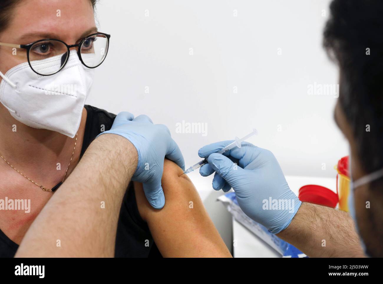 Schoenefeld, 03 décembre 2021 - Une femme reçoit une vaccination de rappel de Moderna contre Covid 19 au Centre de vaccination de Schoenefeld. [traduction automatique] Banque D'Images